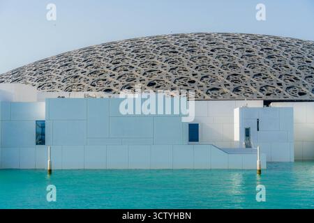 Louvre Abu Dhabi, VAE, innovative Museumsarchitektur mit geometrischer Kuppel und weißen Uferwänden, Tageslicht auf Saadiyat Island. Stockfoto