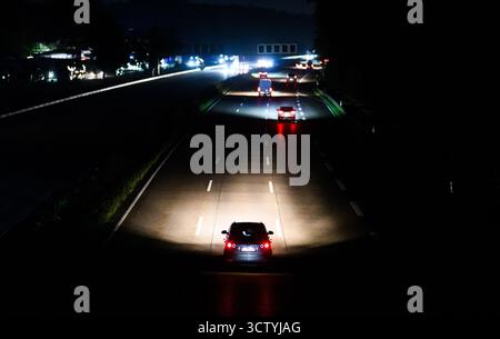 Hannover, Deutschland. Oktober 2025. Ein Volkswagen Golf mit Verbrennungsmotor fährt am frühen Morgen auf der Autobahn A7. Vertreter aus Politik, Herstellern und Zulieferern, Verbänden und Gewerkschaften sowie aus den ländern und der Automobilindustrie kommen zu einem sogenannten Autogipfel zusammen. Quelle: Julian Stratenschulte/dpa/Alamy Live News Stockfoto