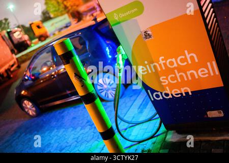 Hannover, Deutschland. Oktober 2025. Ein Volkswagen E-Up! Elektroauto lädt an einer öffentlichen Schnellladestation auf. Vertreter aus Politik, Herstellern und Zulieferern, Verbänden und Gewerkschaften sowie aus den ländern und der Automobilindustrie kommen zu einem sogenannten Autogipfel zusammen. Quelle: Julian Stratenschulte/dpa/Alamy Live News Stockfoto