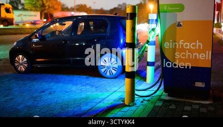 Hannover, Deutschland. Oktober 2025. Ein Volkswagen E-Up! Elektroauto lädt an einer öffentlichen Schnellladestation auf. Vertreter aus Politik, Herstellern und Zulieferern, Verbänden und Gewerkschaften sowie aus den ländern und der Automobilindustrie kommen zu einem sogenannten Autogipfel zusammen. Quelle: Julian Stratenschulte/dpa/Alamy Live News Stockfoto
