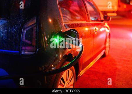 Hannover, Deutschland. Oktober 2025. Ein Volkswagen E-Up! Elektroauto lädt an einer öffentlichen Schnellladestation auf. Vertreter aus Politik, Herstellern und Zulieferern, Verbänden und Gewerkschaften sowie aus den ländern und der Automobilindustrie kommen zu einem sogenannten Autogipfel zusammen. Quelle: Julian Stratenschulte/dpa/Alamy Live News Stockfoto