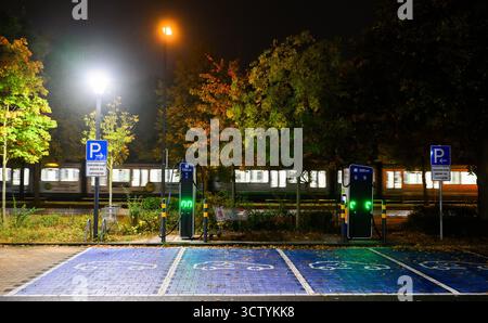 Hannover, Deutschland. Oktober 2025. Symbole kennzeichnen Parkplätze für Elektroautos an einer öffentlichen Schnellladestelle. Vertreter aus Politik, Herstellern und Zulieferern, Verbänden und Gewerkschaften sowie aus den ländern und der Automobilindustrie kommen zu einem sogenannten Autogipfel zusammen. Quelle: Julian Stratenschulte/dpa/Alamy Live News Stockfoto