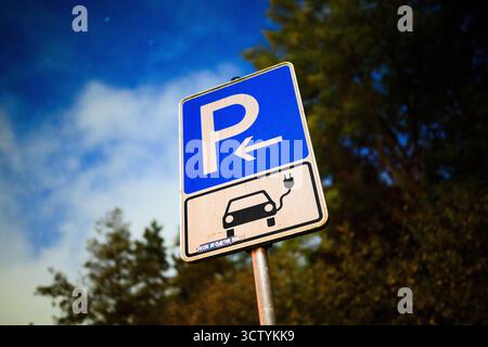 Hannover, Deutschland. Oktober 2025. Ein Schild markiert einen Parkplatz für ein Elektroauto an einer öffentlichen Schnellladestation. Vertreter aus Politik, Herstellern und Zulieferern, Verbänden und Gewerkschaften sowie aus den ländern und der Automobilindustrie kommen zu einem sogenannten Autogipfel zusammen. Quelle: Julian Stratenschulte/dpa/Alamy Live News Stockfoto