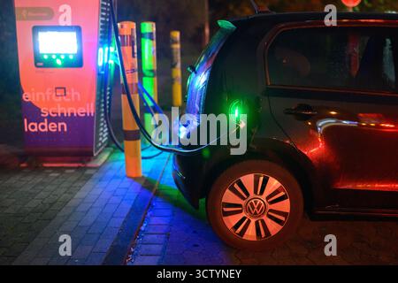 Hannover, Deutschland. Oktober 2025. Ein Volkswagen E-Up! Elektroauto lädt an einer öffentlichen Schnellladestation auf. Vertreter aus Politik, Herstellern und Zulieferern, Verbänden und Gewerkschaften sowie aus den ländern und der Automobilindustrie kommen zu einem sogenannten Autogipfel zusammen. Quelle: Julian Stratenschulte/dpa/Alamy Live News Stockfoto