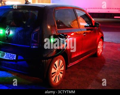Hannover, Deutschland. Oktober 2025. Ein Volkswagen E-Up! Elektroauto lädt an einer öffentlichen Schnellladestation auf. Vertreter aus Politik, Herstellern und Zulieferern, Verbänden und Gewerkschaften sowie aus den ländern und der Automobilindustrie kommen zu einem sogenannten Autogipfel zusammen. Quelle: Julian Stratenschulte/dpa/Alamy Live News Stockfoto