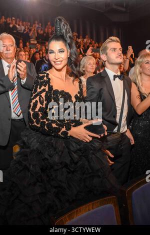 abb Micaela Schaefer bei der Welt Premiere der neuen Grand Show geblendet von Delight im Friedrichstadt-Palast am 08.10.2025 in Berlin Deutschland *** abb Micaela Schaefer bei der Uraufführung der neuen Grand Show geblendet von Delight im Friedrichstadt Palast am 08 10 2025 in Berlin Berlin Deutschland Stockfoto