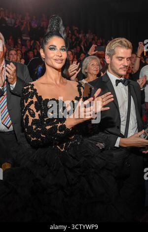 abb Micaela Schaefer bei der Welt Premiere der neuen Grand Show geblendet von Delight im Friedrichstadt-Palast am 08.10.2025 in Berlin Deutschland *** abb Micaela Schaefer bei der Uraufführung der neuen Grand Show geblendet von Delight im Friedrichstadt Palast am 08 10 2025 in Berlin Berlin Deutschland Stockfoto