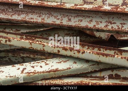 Eine Nahaufnahme von gestapelten rostigen Stahlkanälen mit Korrosion und Textur Stockfoto
