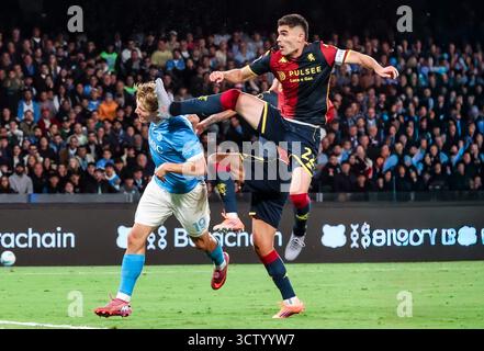 Neapel, Kampanien, ITALIEN. Oktober 2025. Rasmus Hoyland vom SSC Napoli - Johan Vasquez vom FC Genua während des Fußballspiels der italienischen Serie A 2025/26 zwischen dem SSC Napoli und Genua am 5. Oktober 2025 im Diego Armando Maradona Stadium in Neapel. (Kreditbild: © Fabio Sasso/ZUMA Press Wire) NUR REDAKTIONELLE VERWENDUNG! Nicht für kommerzielle ZWECKE! Stockfoto