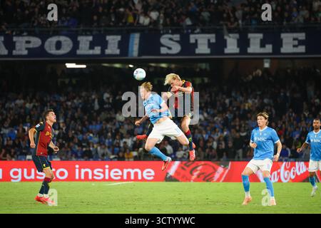 Neapel, Kampanien, ITALIEN. Oktober 2025. Kevi de Bruyne vom SSC Napoli Morten Frendrup vom FC Genua während des Fußballspiels der italienischen Serie A 2025/26 zwischen dem SSC Napoli und Genua am 5. Oktober 2025 im Diego Armando Maradona Stadium in Neapel. (Kreditbild: © Fabio Sasso/ZUMA Press Wire) NUR REDAKTIONELLE VERWENDUNG! Nicht für kommerzielle ZWECKE! Stockfoto