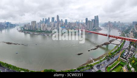Luftaufnahmen des Chaotianmen Piers der Dongshuimen Yangtze River Bridge im Yuzhong District, Stadt Chongqing Stockfoto