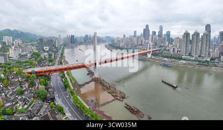 Luftaufnahmen des Chaotianmen Piers der Dongshuimen Yangtze River Bridge im Yuzhong District, Stadt Chongqing Stockfoto