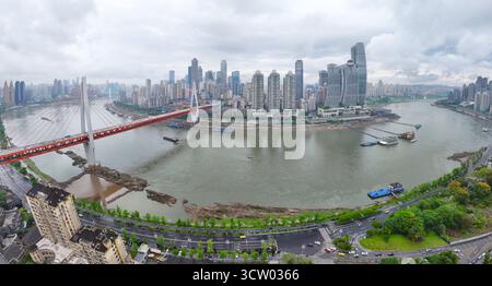 Luftaufnahmen des Chaotianmen Piers der Dongshuimen Yangtze River Bridge im Yuzhong District, Stadt Chongqing Stockfoto