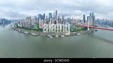 Luftaufnahmen des Chaotianmen Piers der Dongshuimen Yangtze River Bridge im Yuzhong District, Stadt Chongqing Stockfoto