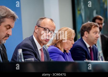 Berlin, Deutschland. Oktober 2025. Markus Söder, CSU-Vorsitzender und Ministerpräsident Bayerns und CSU-Vorsitzender, Bundeskanzler Friedrich Merz (CDU), Bärbel Bas (SPD), Bundesminister für Arbeit und Soziales und SPD-Vorsitzender, und Lars Klingbeil (SPD), Bundesfinanzminister, Vizekanzler und SPD-Bundesvorsitzender, halten nach dem Koalitionsausschuss im Bundeskanzleramt eine Pressekonferenz ab. Quelle: Kay Nietfeld/dpa/Alamy Live News Stockfoto