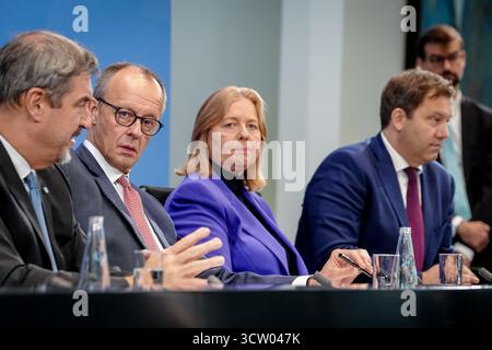 Berlin, Deutschland. Oktober 2025. Markus Söder, CSU-Vorsitzender und Ministerpräsident Bayerns und CSU-Vorsitzender, Bundeskanzler Friedrich Merz (CDU), Bärbel Bas (SPD), Bundesminister für Arbeit und Soziales und SPD-Vorsitzender, und Lars Klingbeil (SPD), Bundesfinanzminister, Vizekanzler und SPD-Bundesvorsitzender, halten nach dem Koalitionsausschuss im Bundeskanzleramt eine Pressekonferenz ab. Quelle: Kay Nietfeld/dpa/Alamy Live News Stockfoto