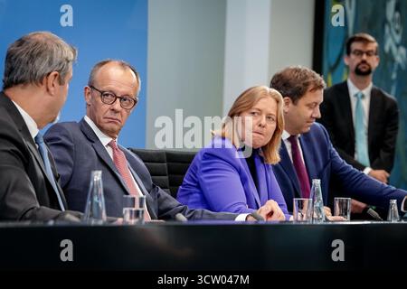 Berlin, Deutschland. Oktober 2025. Markus Söder, CSU-Vorsitzender und Ministerpräsident Bayerns und CSU-Vorsitzender, Bundeskanzler Friedrich Merz (CDU), Bärbel Bas (SPD), Bundesminister für Arbeit und Soziales und SPD-Vorsitzender, und Lars Klingbeil (SPD), Bundesfinanzminister, Vizekanzler und SPD-Bundesvorsitzender, halten nach dem Koalitionsausschuss im Bundeskanzleramt eine Pressekonferenz ab. Quelle: Kay Nietfeld/dpa/Alamy Live News Stockfoto