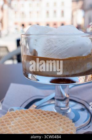 Eine wunderschöne Portion Affogato - ein klassisches italienisches Dessert, das durch einen Schuss heißen Espresso auf eine Kuppel kaltes Eis zubereitet wird Stockfoto