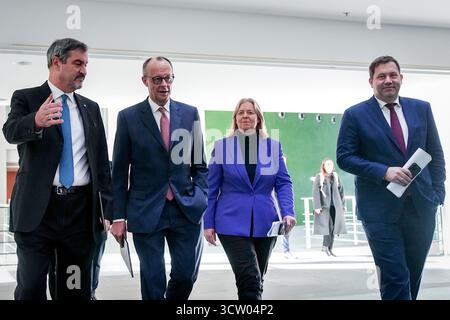 Berlin, Deutschland. Oktober 2025. Markus Söder, CSU-Vorsitzender und Ministerpräsident Bayerns und CSU-Vorsitzender, Bundeskanzler Friedrich Merz (CDU), Bärbel Bas (SPD), Bundesminister für Arbeit und Soziales und SPD-Vorsitzender, und Lars Klingbeil (SPD), Bundesfinanzminister, Vizekanzler und SPD-Bundesvorsitzender, kommen zur Pressekonferenz nach dem Koalitionsausschuss im Bundeskanzleramt ein. Quelle: Kay Nietfeld/dpa/Alamy Live News Stockfoto