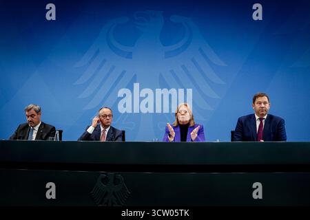 Berlin, Deutschland. Oktober 2025. Markus Söder, CSU-Vorsitzender und Ministerpräsident Bayerns und CSU-Vorsitzender, Bundeskanzler Friedrich Merz (CDU), Bärbel Bas (SPD), Bundesminister für Arbeit und Soziales und SPD-Vorsitzender, und Lars Klingbeil (SPD), Bundesfinanzminister, Vizekanzler und SPD-Bundesvorsitzender, halten nach dem Koalitionsausschuss im Bundeskanzleramt eine Pressekonferenz ab. Quelle: Kay Nietfeld/dpa/Alamy Live News Stockfoto