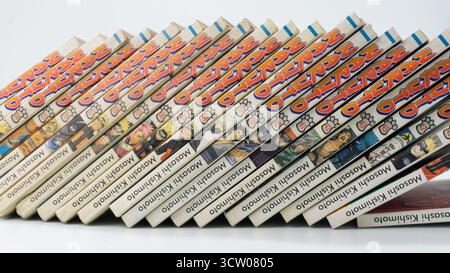 Kalimantan Selatan, Indonesien, 10 26 2023: Sammlung von Naruto Manga oder japanischen Comics in einer Reihe angeordnet, isoliert auf weißem Hintergrund Stockfoto