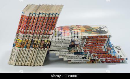 Kalimantan Selatan, Indonesien, 10 26 2023: Sammlung von Naruto Manga oder japanischen Comics in einer Reihe angeordnet, isoliert auf weißem Hintergrund Stockfoto