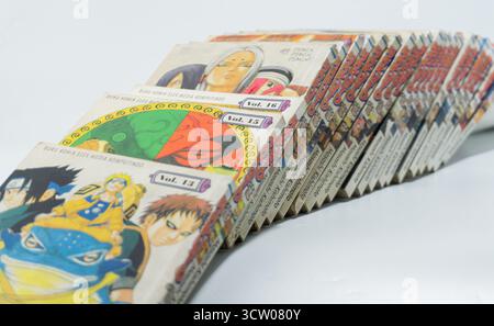 Kalimantan Selatan, Indonesien, 10 26 2023: Sammlung von Naruto Manga oder japanischen Comics in einer Reihe angeordnet, isoliert auf weißem Hintergrund Stockfoto