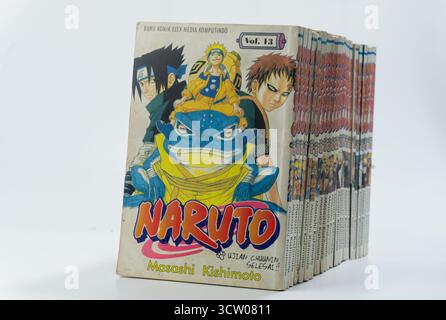 Kalimantan Selatan, Indonesien, 10 26 2023: Sammlung von Naruto Manga oder japanischen Comics in einer Reihe angeordnet, isoliert auf weißem Hintergrund Stockfoto