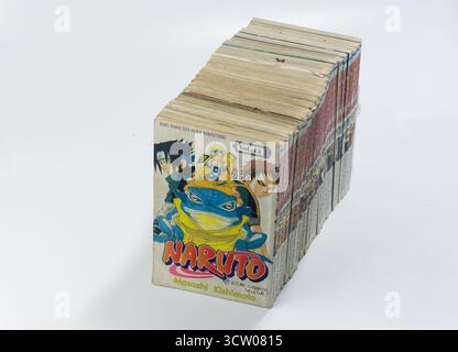 Kalimantan Selatan, Indonesien, 10 26 2023: Sammlung von Naruto Manga oder japanischen Comics in einer Reihe angeordnet, isoliert auf weißem Hintergrund Stockfoto