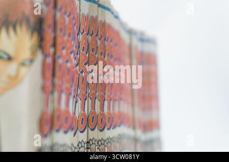 Kalimantan Selatan, Indonesien, 10 26 2023: Sammlung von Naruto Manga oder japanischen Comics in einer Reihe angeordnet, isoliert auf weißem Hintergrund Stockfoto
