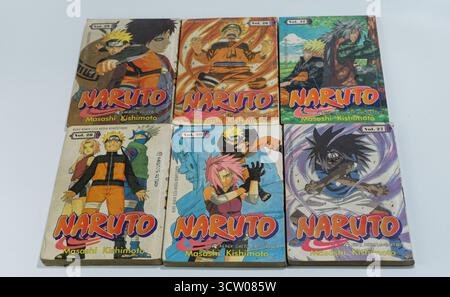 Kalimantan Selatan, Indonesien, 10 26 2023: Naruto Manga oder japanische Comic-Sammlung. Nebeneinander angeordnet, isoliert auf weißem Hintergrund Stockfoto