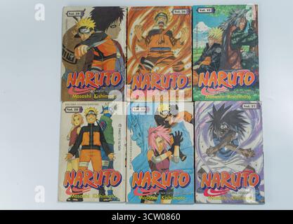 Kalimantan Selatan, Indonesien, 10 26 2023: Naruto Manga oder japanische Comic-Sammlung. Nebeneinander angeordnet, isoliert auf weißem Hintergrund Stockfoto