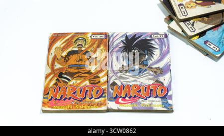 Kalimantan Selatan, Indonesien, 10 26 2023: Naruto Manga oder japanische Comic-Sammlung. Nebeneinander angeordnet, isoliert auf weißem Hintergrund Stockfoto