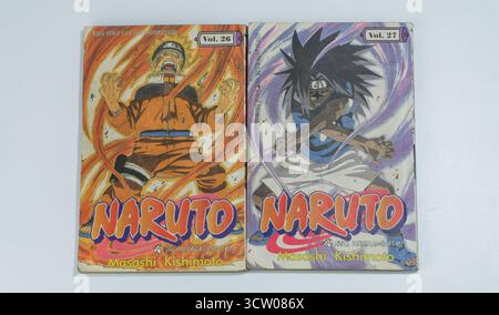 Kalimantan Selatan, Indonesien, 10 26 2023: Naruto Manga oder japanische Comic-Sammlung. Nebeneinander angeordnet, isoliert auf weißem Hintergrund Stockfoto