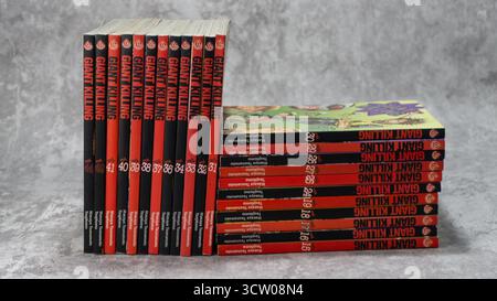 South Kalimantan, Indonesien - 12 08 2023 : Ein Stapel japanischer Comics oder Mangas mit dem Titel Giant Killing auf grauem Hintergrund mit Betontextur Stockfoto