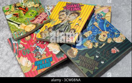 South Kalimantan, Indonesien - 12 08 2023 : Ein Stapel japanischer Comics oder Mangas mit dem Titel Giant Killing auf grauem Hintergrund mit Betontextur Stockfoto