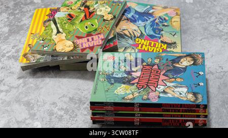 South Kalimantan, Indonesien - 12 08 2023 : Ein Stapel japanischer Comics oder Mangas mit dem Titel Giant Killing auf grauem Hintergrund mit Betontextur Stockfoto
