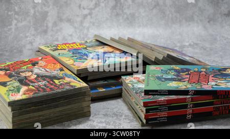 South Kalimantan, Indonesien - 12 08 2023 : Ein Stapel japanischer Comics oder Mangas mit dem Titel Giant Killing auf grauem Hintergrund mit Betontextur Stockfoto