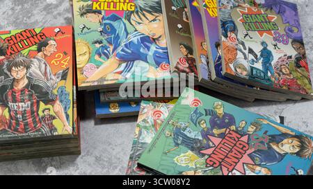 South Kalimantan, Indonesien - 12 08 2023 : Ein Stapel japanischer Comics oder Mangas mit dem Titel Giant Killing auf grauem Hintergrund mit Betontextur Stockfoto