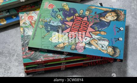South Kalimantan, Indonesien - 12 08 2023 : Ein Stapel japanischer Comics oder Mangas mit dem Titel Giant Killing auf grauem Hintergrund mit Betontextur Stockfoto