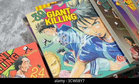 South Kalimantan, Indonesien - 12 08 2023 : Ein Stapel japanischer Comics oder Mangas mit dem Titel Giant Killing auf grauem Hintergrund mit Betontextur Stockfoto