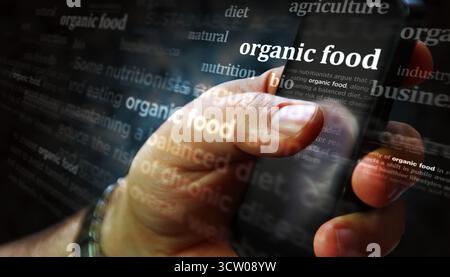 Bio-Lebensmittel und umweltfreundliche natürliche Ernährung in sozialen Medien. Suche auf dem Tablet-, Pad-, Telefon- oder Smartphone-Bildschirm in der Hand. Abstraktes Konzept von Stockfoto