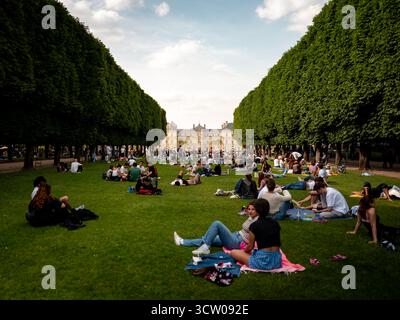 An einem sonnigen Nachmittag entspannen und sich auf dem Rasen in den Jardin du Luxembourg in Paris treffen. Stockfoto