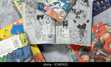South Kalimantan, Indonesien - 12 08 2023 : Ein Stapel japanischer Comics oder Manga mit dem Titel Giant Killing mit einer offenen Seite auf grauem Hintergrund mit Stockfoto