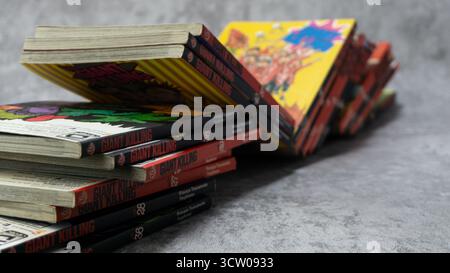 South Kalimantan, Indonesien - 12 08 2023 : Ein Stapel japanischer Comics oder Mangas mit dem Titel Giant Killing auf grauem Hintergrund mit Betontextur Stockfoto