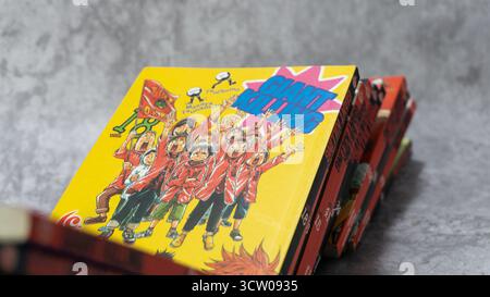 South Kalimantan, Indonesien - 12 08 2023 : Ein Stapel japanischer Comics oder Mangas mit dem Titel Giant Killing auf grauem Hintergrund mit Betontextur Stockfoto