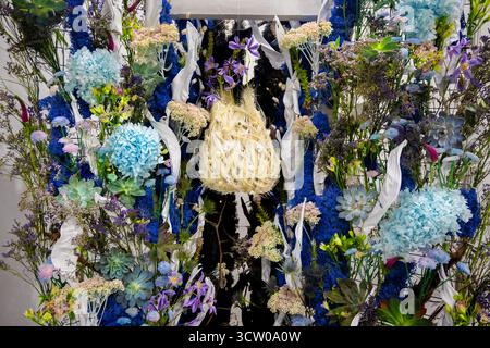 Dieses fesselnde Bild zeigt ein sorgfältig gearbeitetes Blumenarrangement, einen lebendigen Wandteppich aus natürlichen Elementen. Dominierend sind die markanten lichtblöcke Stockfoto