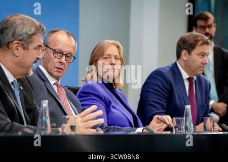 Berlin, Deutschland. Oktober 2025. Markus Söder (l-r), CSU-Vorsitzender und Ministerpräsident Bayerns und CSU-Vorsitzender, Bundeskanzler Friedrich Merz (CDU), Bärbel Bas (SPD), Bundesminister für Arbeit und Soziales und SPD-Vorsitzender, und Lars Klingbeil (SPD), Bundesfinanzminister, Vizekanzler und SPD-Bundesvorsitzender, halten eine Pressekonferenz nach dem Koalitionsausschuss im Bundeskanzleramt. Quelle: Kay Nietfeld/dpa/Alamy Live News Stockfoto