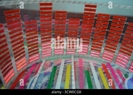 Roter, leuchtender Plastikaufkleber in Form eines echten Equalizers, der zur Musik aufblitzt. Viele rot leuchtende Quadrate auf weichem Kunststoffhintergrund, lebhaft, Stockfoto