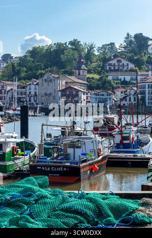 Frankreich, Pyrenäen Atlantiques, Baskenland, Saint Jean de Luz, Fischereihafen an der Mündung des Flusses La Nivelle mit Ciboure auf der anderen Seite // Franc Stockfoto